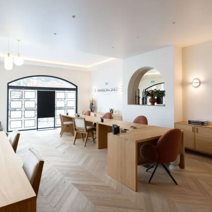 Bureau professionnel haut de gamme avec parquet en point de Hongrie, mobilier bois et arche décorative, aménagement réalisé par Constréna