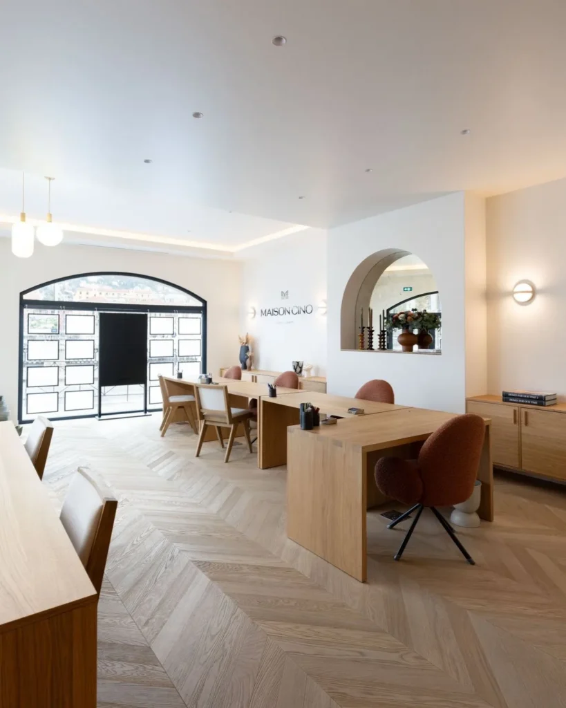 Bureau professionnel haut de gamme avec parquet en point de Hongrie, mobilier bois et arche décorative, aménagement réalisé par Constréna